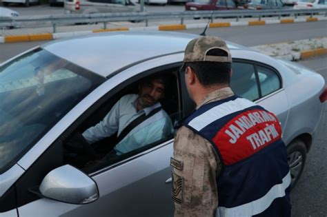 T­r­a­f­i­k­ ­u­y­g­u­l­a­m­a­s­ı­ ­y­a­p­a­n­ ­j­a­n­d­a­r­m­a­ ­s­ü­r­ü­c­ü­l­e­r­i­ ­i­f­t­a­r­a­ ­d­a­v­e­t­ ­e­t­t­i­